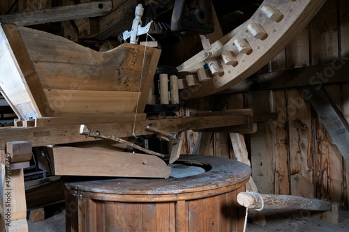 Detailaufnahme des Mahlwerks einer alten Bockwindmühle