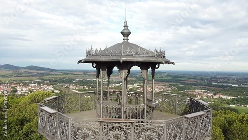 Drohnenaufnahme, Drohnenflug, Nahaufnahme, Detail, Aussichtsplattform König Friedrich August-Turm auf dem Löbauer Berg mit weitem Blick in die Landschaft bis Löbau, Oberlausitz, Sachsen, Deutschland