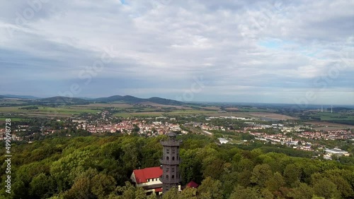 Drohnenaufnahme, Drohnenflug von weitem zum König Friedrich Augusturm, Turm Gaststätte, auf dem Löbauer Berg und Blick über Löbau, Oberlausitz, Sachsen, Deutschland