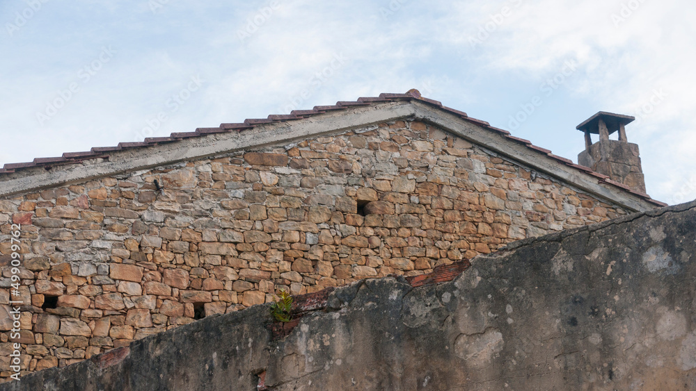Casas de piedra y muro de estuco rústico
