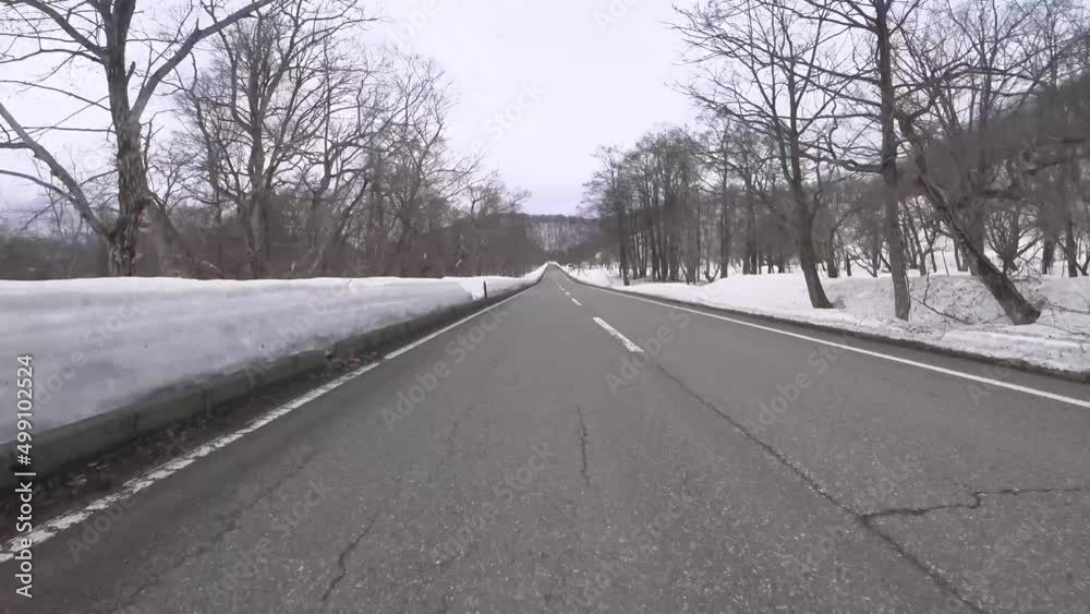 雪の残る直線道路をドライブする 雪の残る直線道路をドライブする