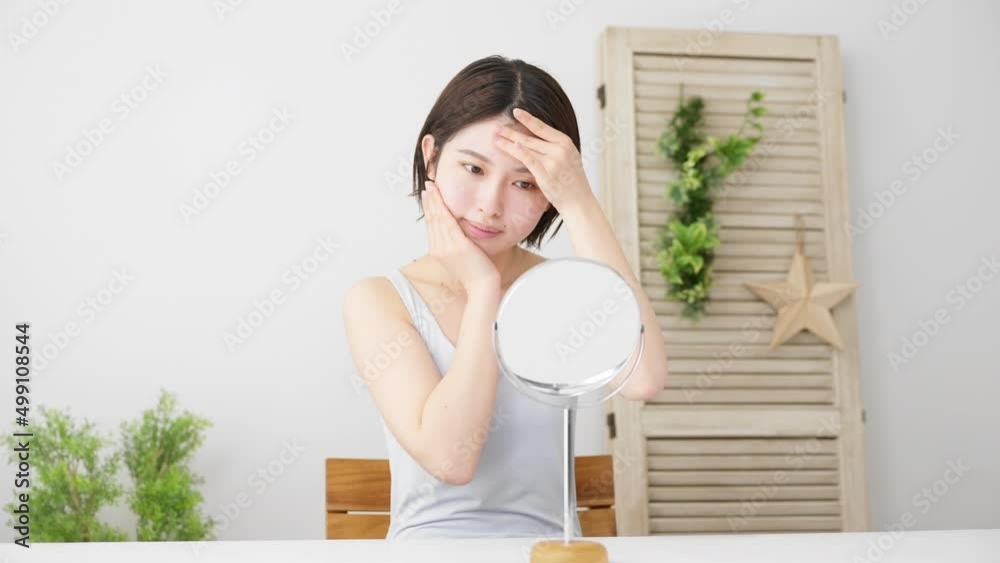 スキンケアをする若い女性のビューティーイメージ スキンケアをする若い女性のビューティーイメージ
