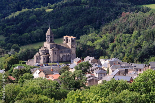 Église et village de Saint-Nectaire au coeur de l'Auvergne