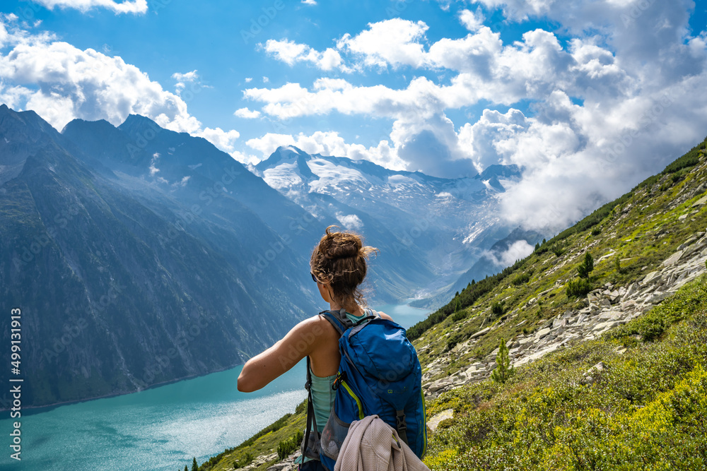 Naklejka premium Wanderung am Schlegeisspeicher zur Olperer Hütte