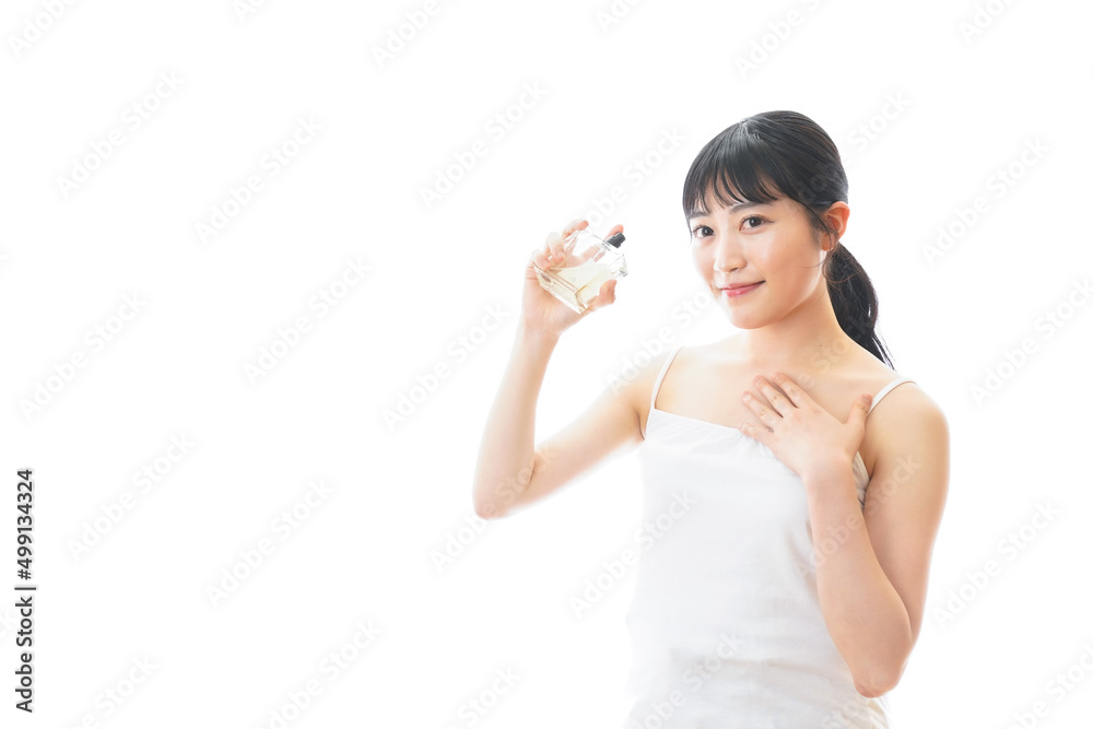 香水を使う若い女性 香水を使う若い女性