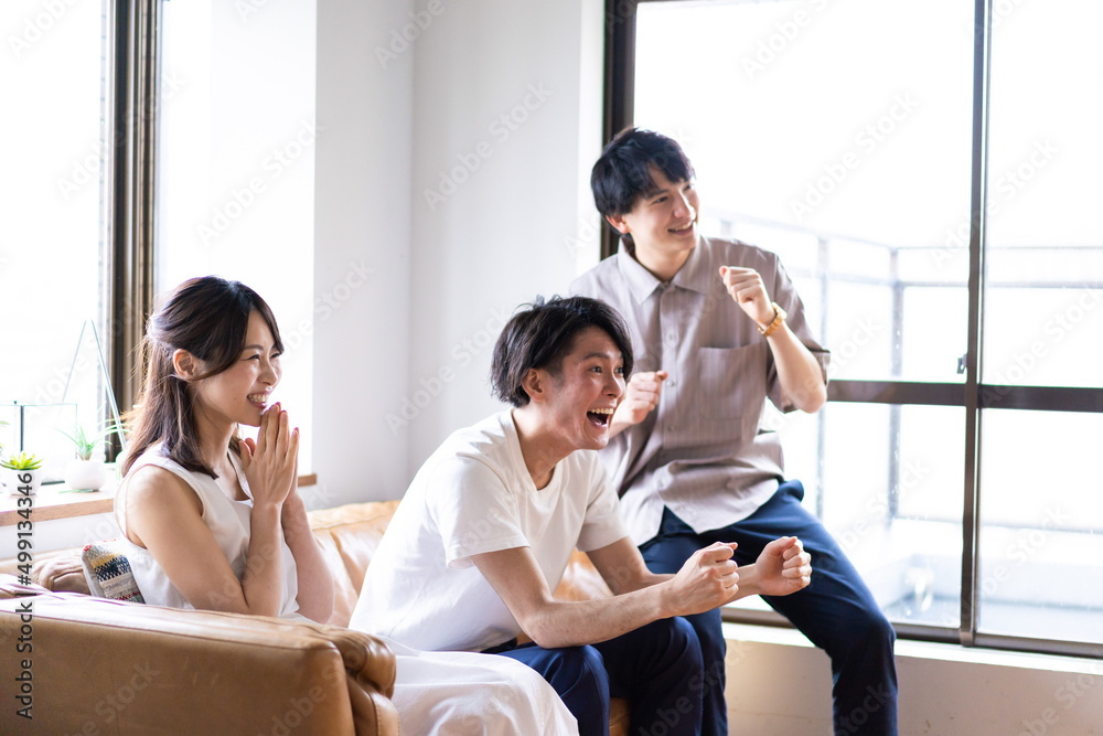 Fototapeta premium スポーツ観戦で盛り上がる若い男女