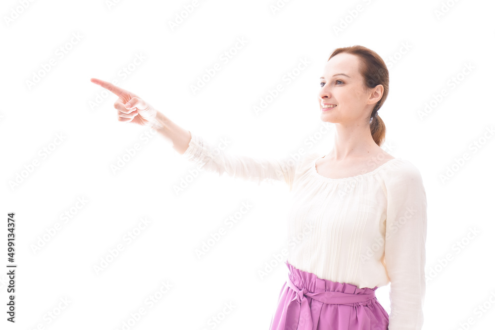 遠くを指差す若い女性 遠くを指差す若い女性