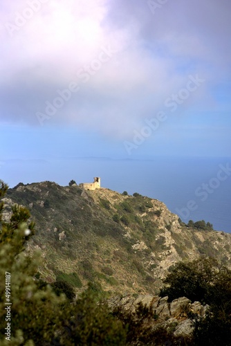 Château isolé sur la montagne avec la mer en fond - tourisme voyage Toulon