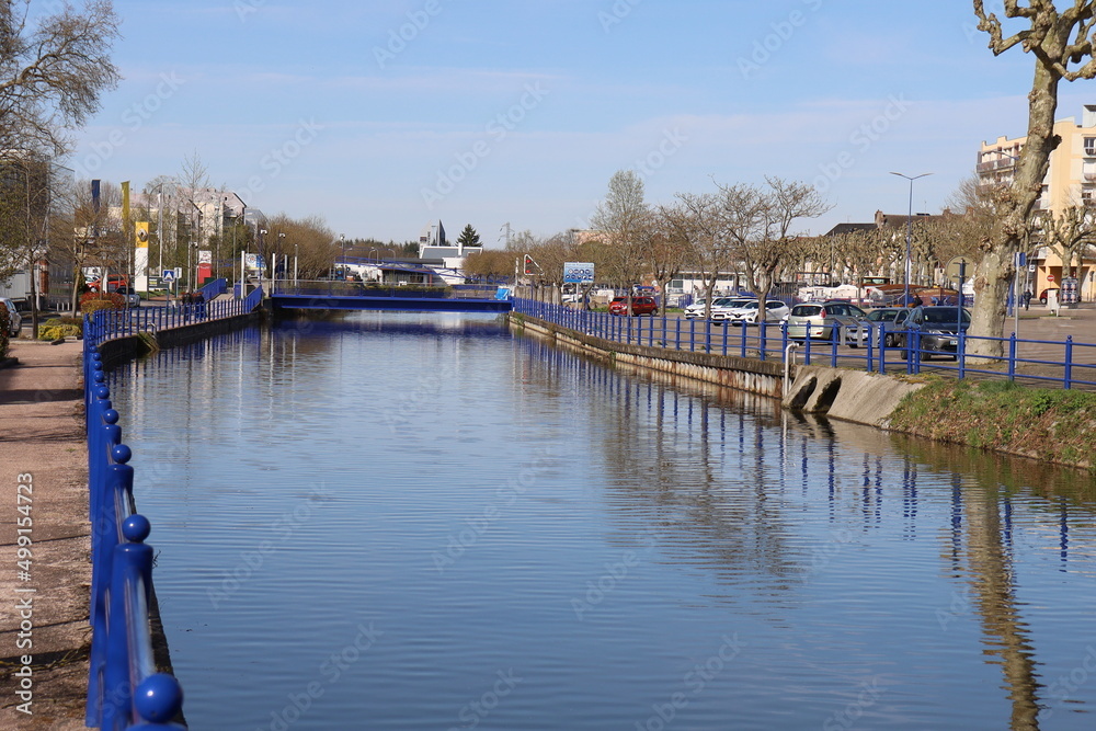 Le canal du centre, ville de Montceau Les Mines, département de Saone et Loire, France