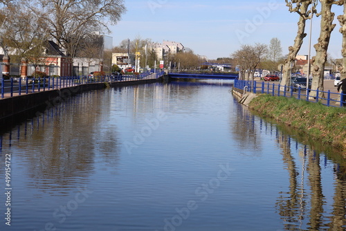 Le canal du centre, ville de Montceau Les Mines, département de Saone et Loire, France © ERIC