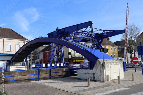 Le pont basculant ou pont levant sur le canal du centre, ville de Montceau Les Mines, département de Saone et Loire, France