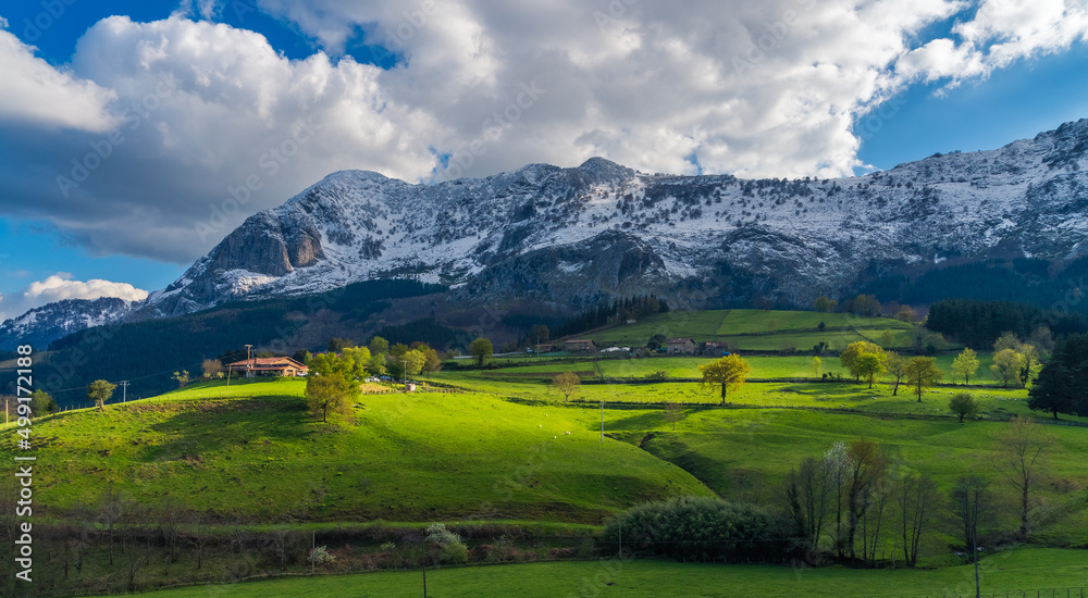 Panoramica del valle de Axpe en primavera con el monte Anboto nevado