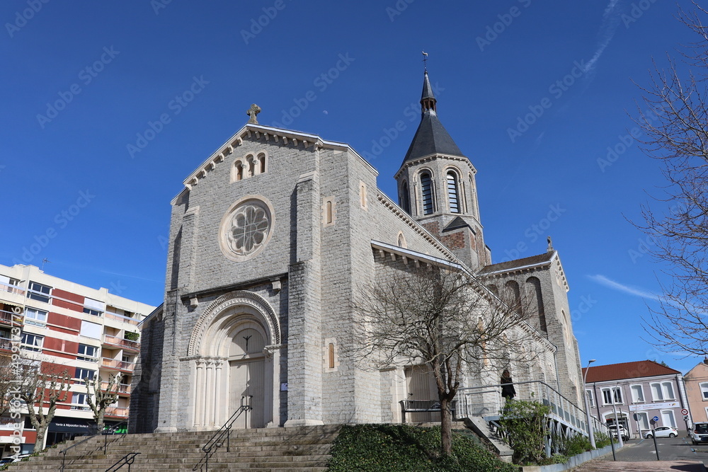 Obraz premium L'église catholique Notre Dame, ville de Montceau Les Mines, département de Saone et Loire, France