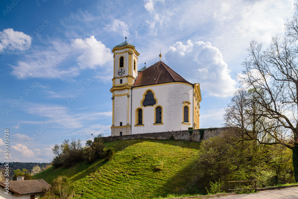 Wallfahrtskirche Marienberg im Frühjahr bei Sonnenschein und Wolken