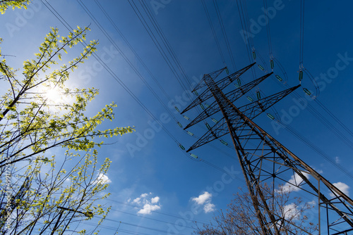 Pylône métallique à triangles portant des câbles électriques aériens de lignes à haute tension