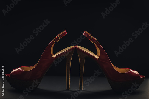 Chaussure a talon aiguille rouge slingback avec semelle en liege photo