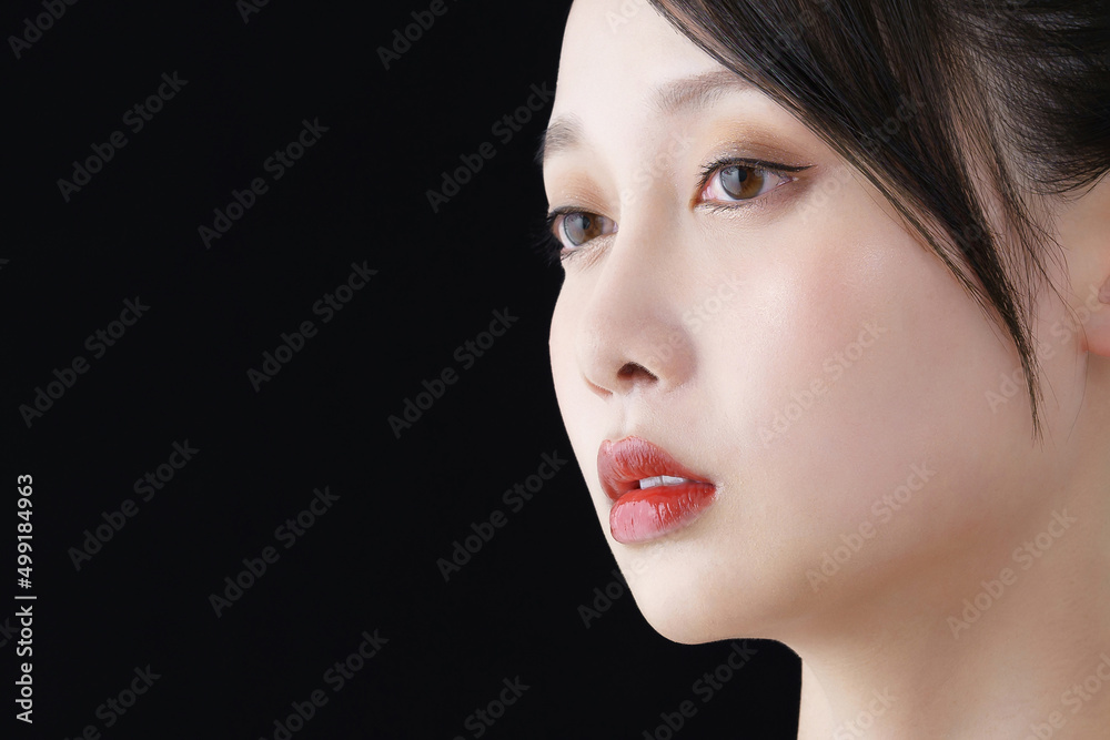 Fototapeta premium 若い女性と黒背景