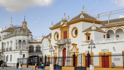 Séville: palais de San Telmo et berges du Guadalquivir avec le quartier de Triana en Andalousie dans le sud de l'espagne