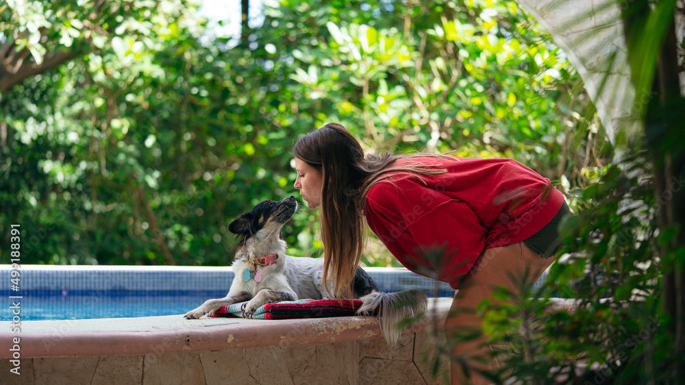 Naklejka premium woman and stray dog kiss each other