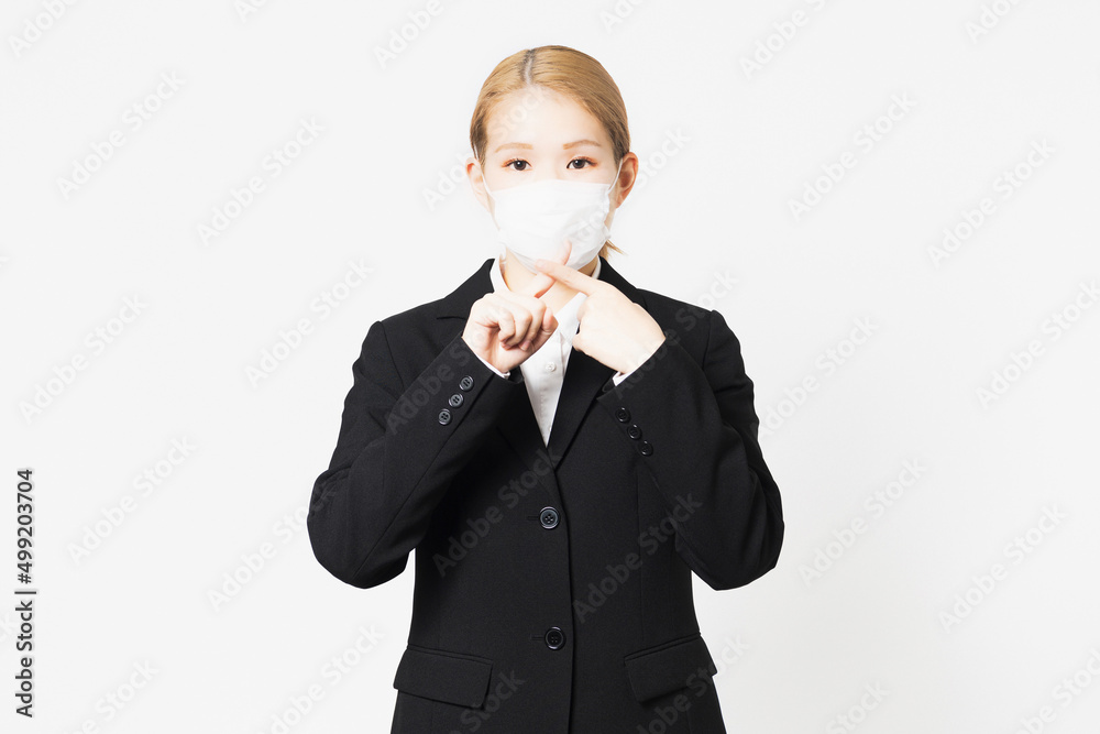 マスクを着けたNGのサインをする若い女性 マスクを着けたNGのサインをする若い女性