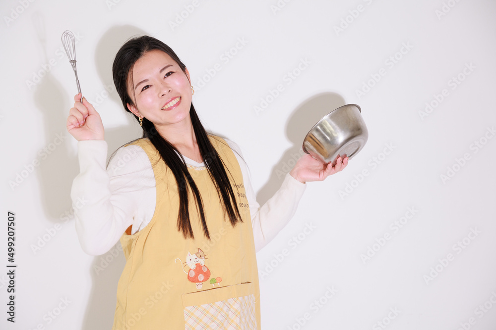 料理をする日本人女性 料理をする日本人女性