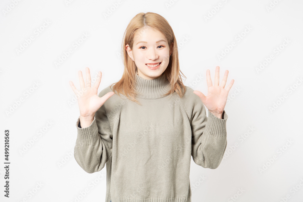 手で数字を表す若い女性 手で数字を表す若い女性