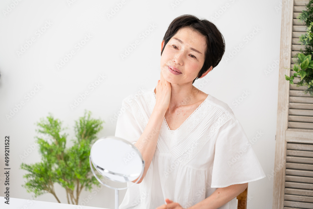 スキンケアをするシニア女性のビューティーイメージ