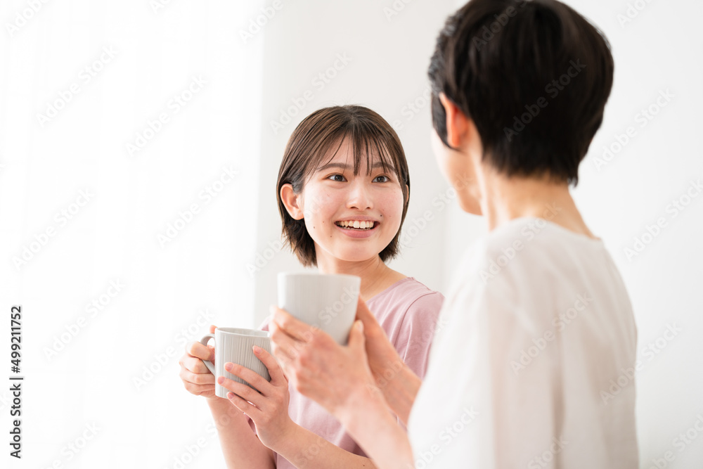 仲良く話し合う母と娘