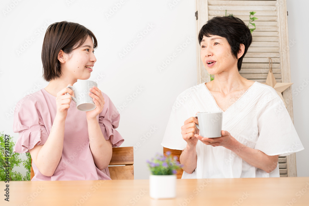 仲良く話し合う母と娘 仲良く話し合う母と娘