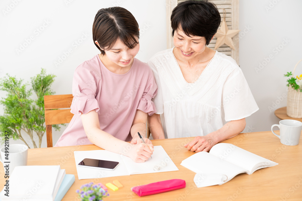 母親に勉強を教えてもらう娘 母親に勉強を教えてもらう娘