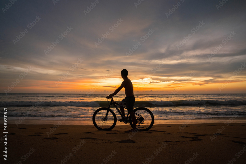 Fototapeta premium beautiful sunset and orange sky by the sea