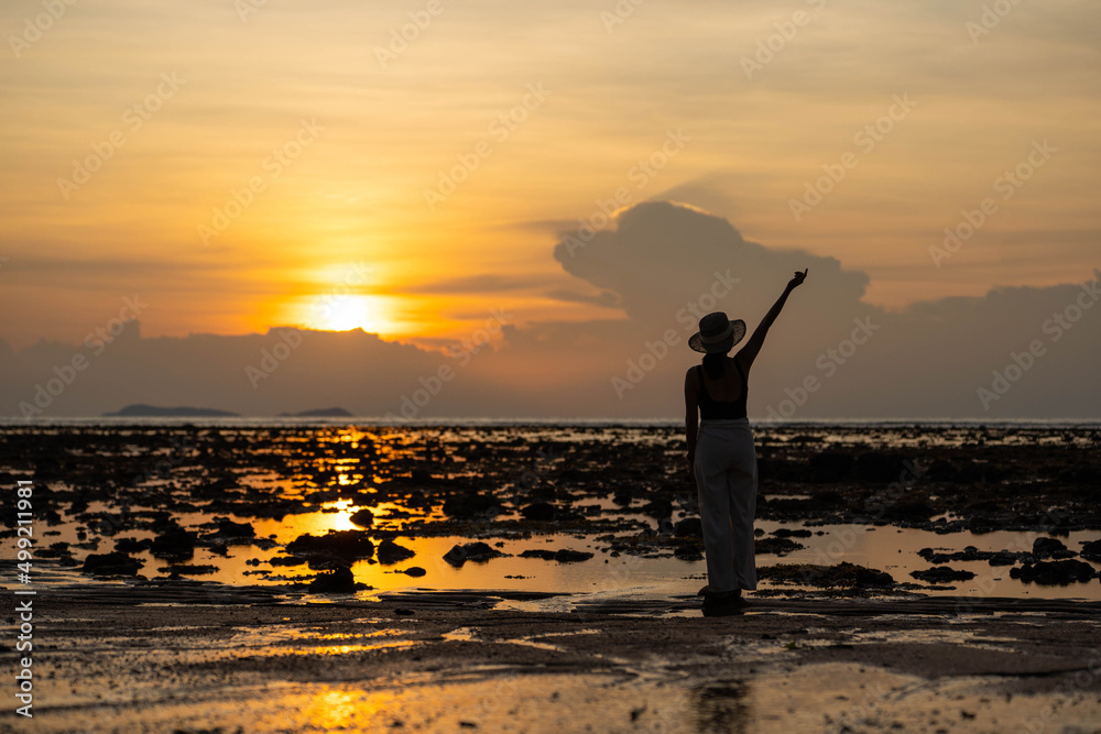 Fototapeta premium beautiful sunset and orange sky by the sea