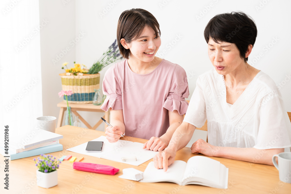 母親に勉強を教えてもらう娘 母親に勉強を教えてもらう娘