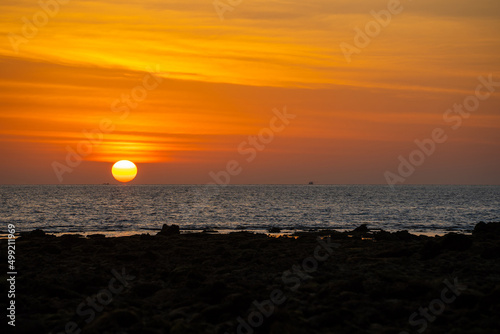 Fototapeta Naklejka Na Ścianę i Meble -  beautiful sunset and orange sky by the sea