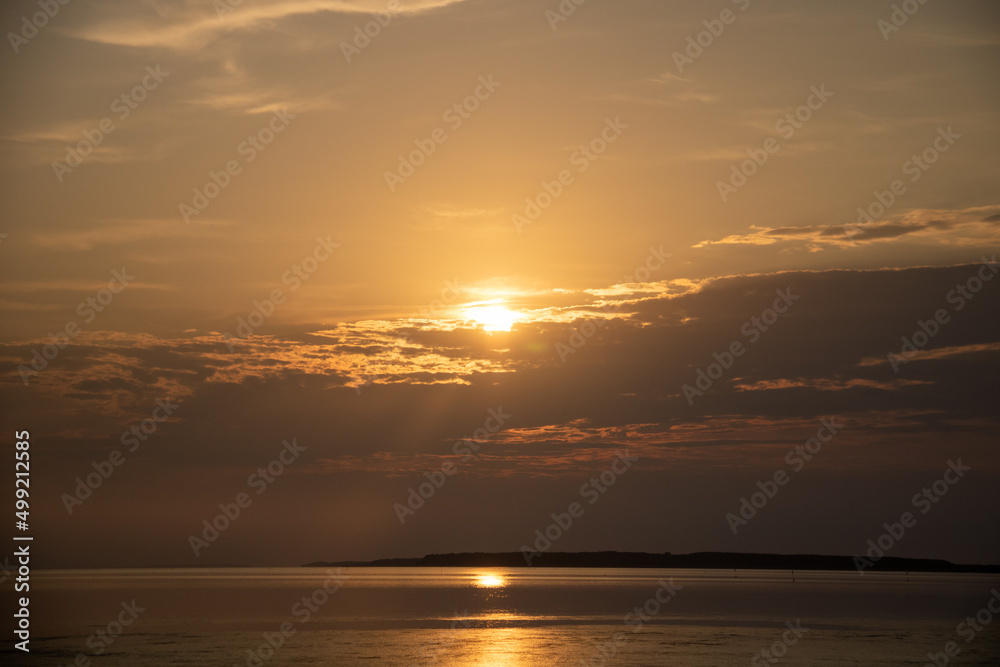 Naklejka premium 湖に沈む綺麗な夕陽 