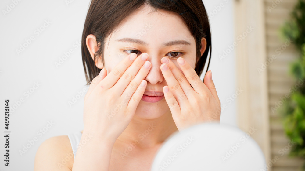 スキンケアをする若い女性のビューティーイメージ