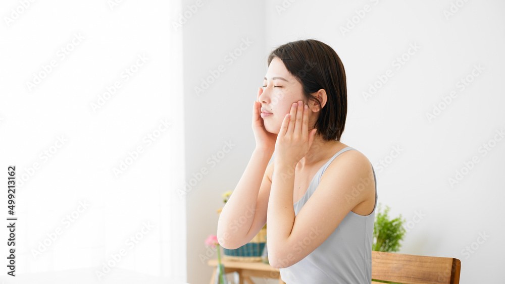 スキンケアをする若い女性のビューティーイメージ スキンケアをする若い女性のビューティーイメージ