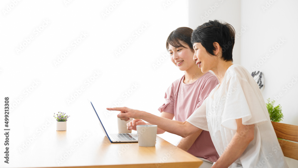 ノートパソコンを使う母と娘 ノートパソコンを使う母と娘