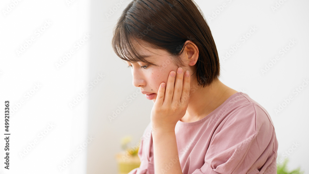 勉強をする若い女性 勉強をする若い女性