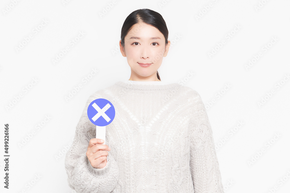 NGのプレートを持っている女性 NGのプレートを持っている女性