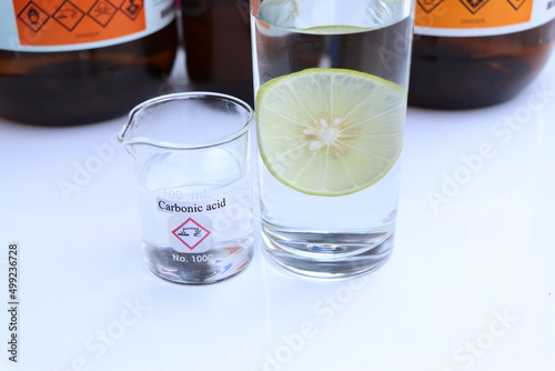 Foto carbonic acid in glass and laboratory experiments