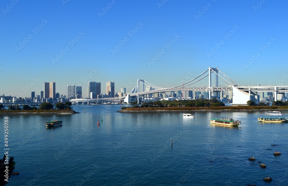 東京お台場からレインボーブリッジが見える風景