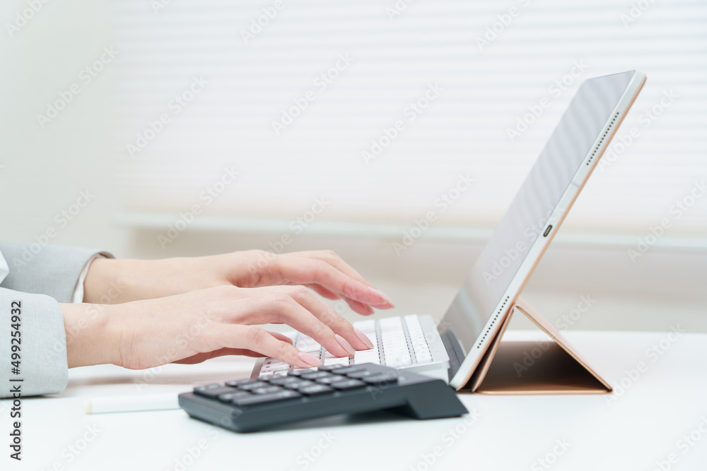 パソコンのキーボードを打つ女性の手元 Stock Photo Adobe Stock