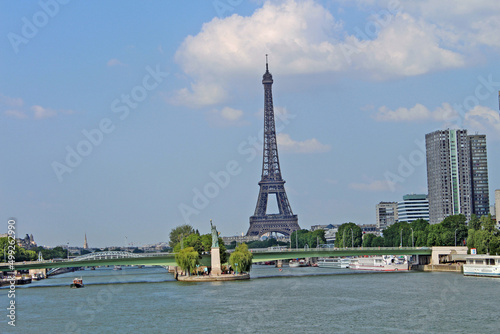 Paris, la Seine et la Tour Eiffel
