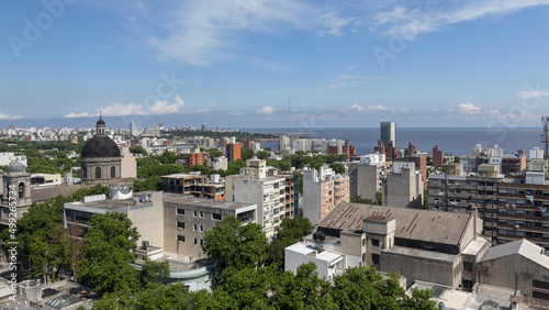 Stadtbild Montevideos, mit weißen Gebäuden sowie Hochhäusern vor der sonnigen Küste und des blauen Wassers des Pazifiks. photo