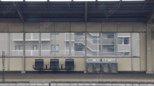 新幹線から見る駅のホームにある待合椅子 © 雑猫