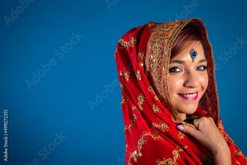 Mujer tradicional vestida de seda roja photo