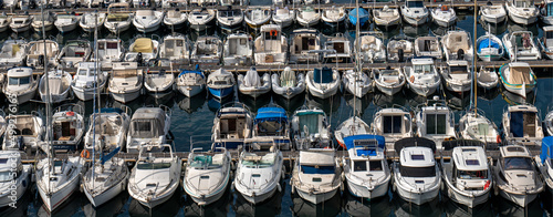 Fotografia row of boats moored at the quay of the old port - Banner