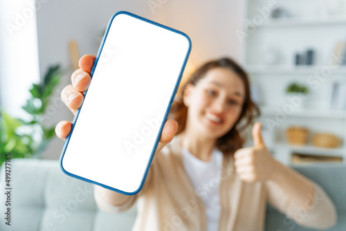 Foto Woman showing smartphone.