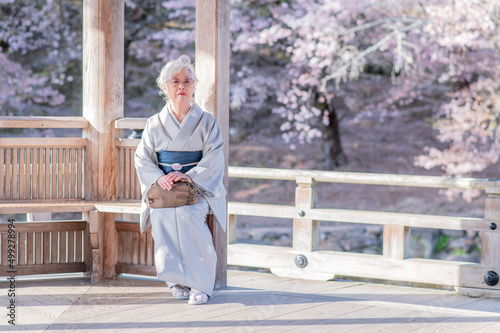 桜の浮御堂と祖母